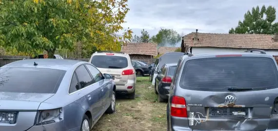 Foto Polițiștii de frontieră și Garda de Mediu au descoperit un „cimitir” de mașini la Ianca. Proprietarul sancționat cu 10.000 de lei (FOTO)