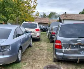 Foto Polițiștii de frontieră și Garda de Mediu au descoperit un „cimitir” de mașini la Ianca. Proprietarul sancționat cu 10.000 de lei (FOTO)