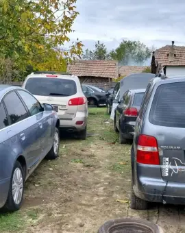 Foto Polițiștii de frontieră și Garda de Mediu au descoperit un „cimitir” de mașini la Ianca. Proprietarul sancționat cu 10.000 de lei (FOTO)