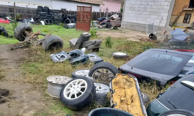 Foto Polițiștii de frontieră și Garda de Mediu au descoperit un „cimitir” de mașini la Ianca. Proprietarul sancționat cu 10.000 de lei (FOTO)