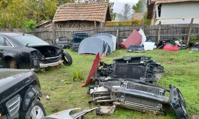 Foto Polițiștii de frontieră și Garda de Mediu au descoperit un „cimitir” de mașini la Ianca. Proprietarul sancționat cu 10.000 de lei (FOTO)