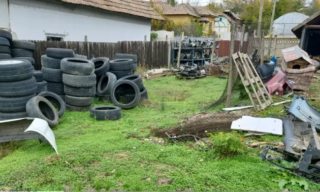 Foto Polițiștii de frontieră și Garda de Mediu au descoperit un „cimitir” de mașini la Ianca. Proprietarul sancționat cu 10.000 de lei (FOTO)