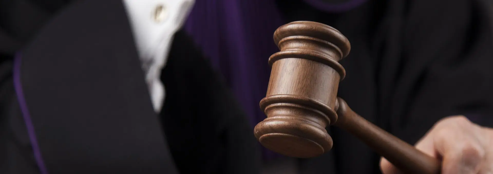 Foto Femeie condamnată la Caracal pentru șase credite contractate fraudulos pe numele bunicii