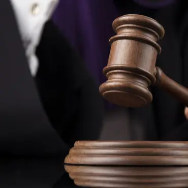 Foto Femeie condamnată la Caracal pentru șase credite contractate fraudulos pe numele bunicii