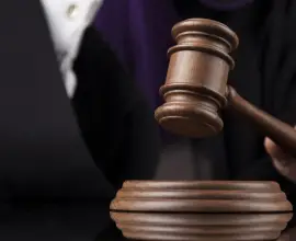 Foto Femeie condamnată la Caracal pentru șase credite contractate fraudulos pe numele bunicii