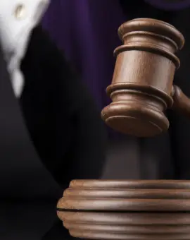 Foto Femeie condamnată la Caracal pentru șase credite contractate fraudulos pe numele bunicii