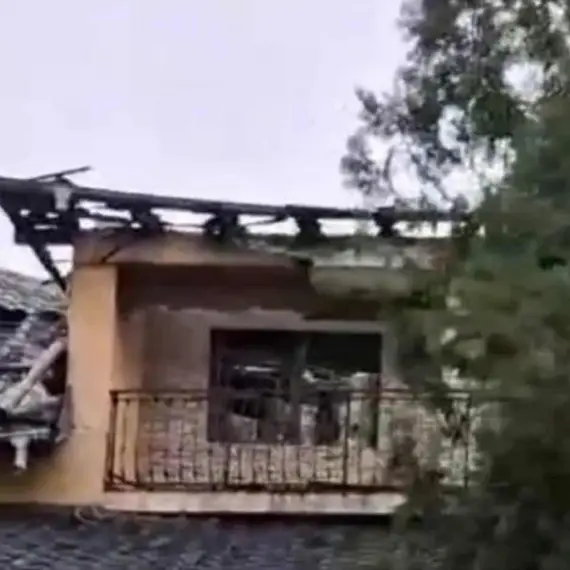 Foto VIDEO. Gospodăria fostului primar din Văleni, Ion Şofaru, cuprinsă de flăcări