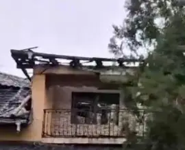 Foto VIDEO. Gospodăria fostului primar din Văleni, Ion Şofaru, cuprinsă de flăcări