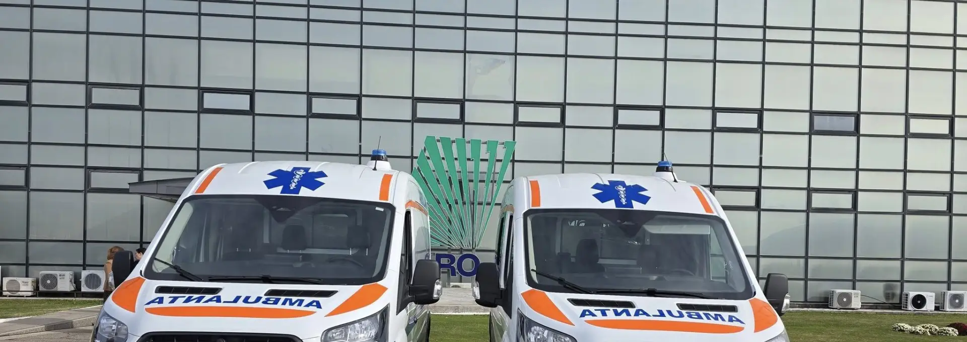Foto Două ambulanțe noi, donate de ALRO Spitalului Județean de Urgență Slatina