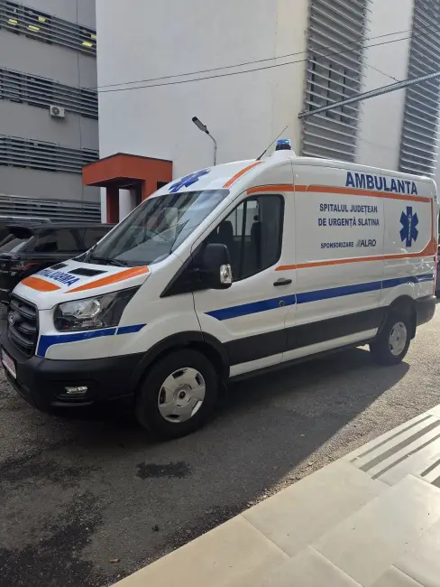 Foto Două ambulanțe noi, donate de ALRO Spitalului Județean de Urgență Slatina