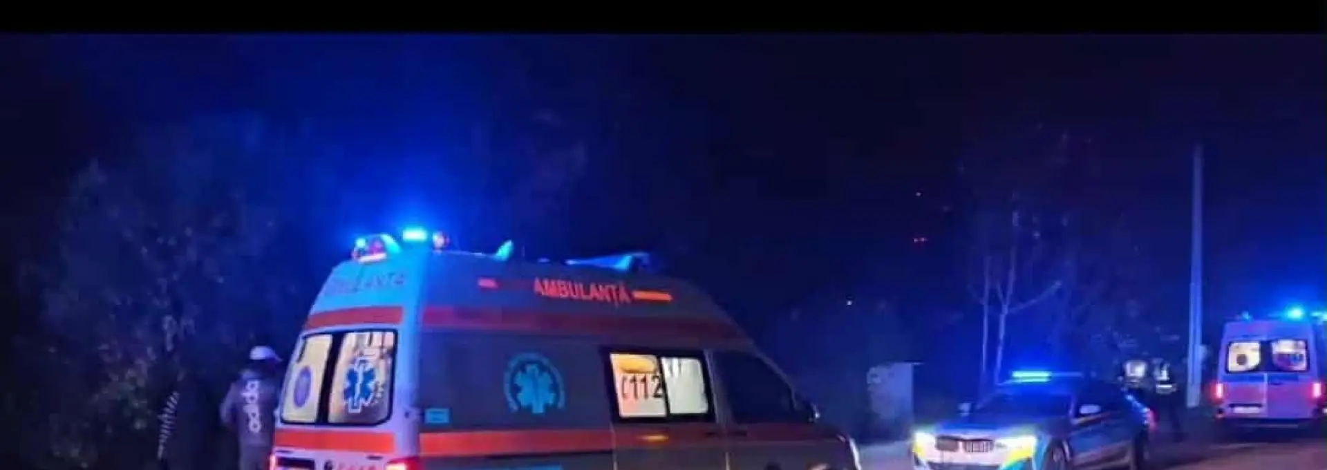 Foto VIDEO. Trei persoane au ajuns la spital, după ce o maşină a căzut într-un canal, pe strada Banului, din Slatina