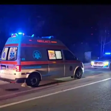 Foto VIDEO. Trei persoane au ajuns la spital, după ce o maşină a căzut într-un canal, pe strada Banului, din Slatina