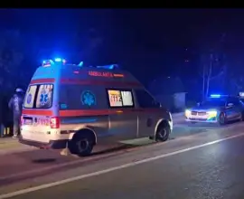Foto VIDEO. Trei persoane au ajuns la spital, după ce o maşină a căzut într-un canal, pe strada Banului, din Slatina