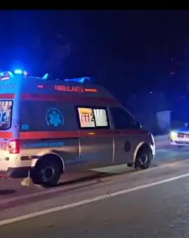 Foto VIDEO. Trei persoane au ajuns la spital, după ce o maşină a căzut într-un canal, pe strada Banului, din Slatina