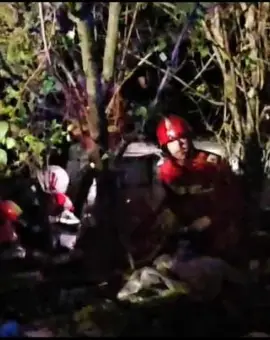 Foto Maşina căzută în canalul de deversare de pe strada Banului, din Slatina, era condusă de o femeie de 49 de ani, din Coteana