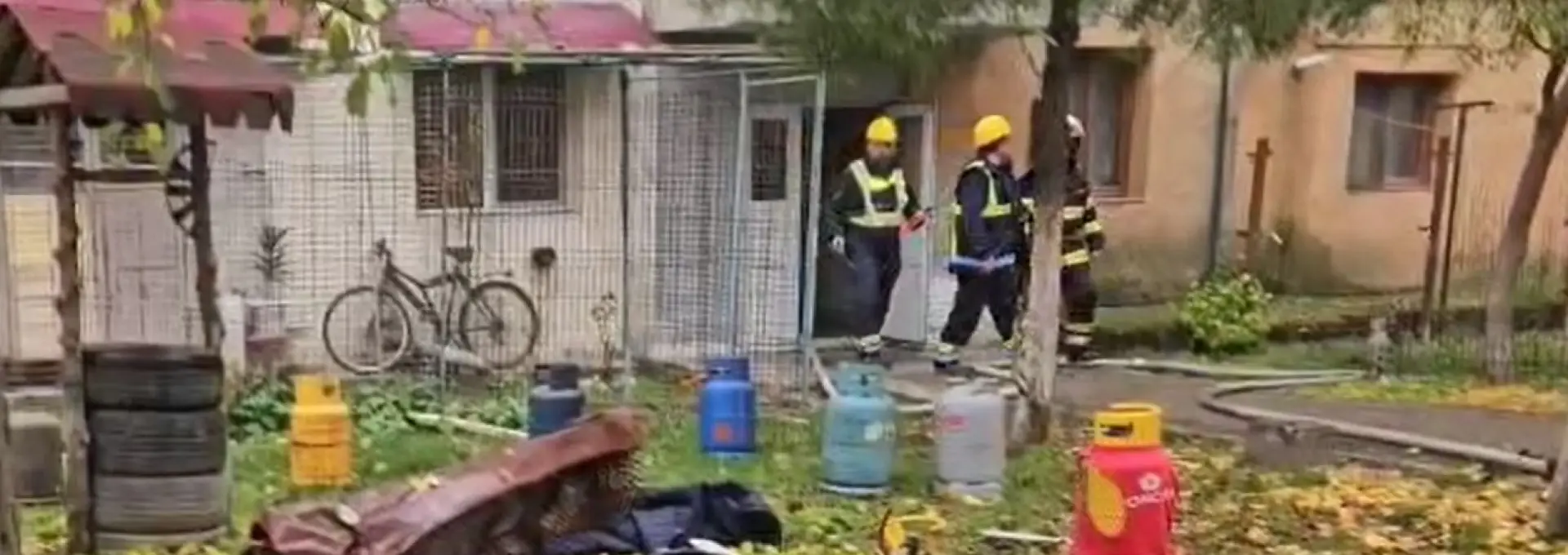 Foto Explozia urmată de incendiu într-un bloc din Balș. Distrigaz Sud Rețele: „Cauza a fost o butelie cu GPL, nu rețeaua de gaze”