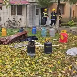 Foto Explozia urmată de incendiu într-un bloc din Balș. Distrigaz Sud Rețele: „Cauza a fost o butelie cu GPL, nu rețeaua de gaze”