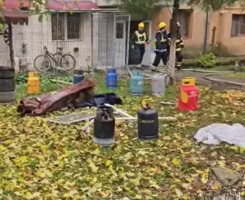 Foto Explozia urmată de incendiu într-un bloc din Balș. Distrigaz Sud Rețele: „Cauza a fost o butelie cu GPL, nu rețeaua de gaze”