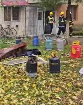 Foto Explozia urmată de incendiu într-un bloc din Balș. Distrigaz Sud Rețele: „Cauza a fost o butelie cu GPL, nu rețeaua de gaze”