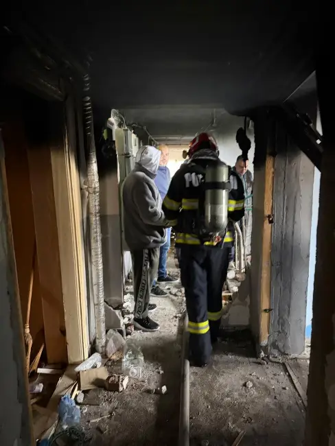 Foto 15 garsoniere afectate, în urma deflagraţiei produse în blocul din Balş