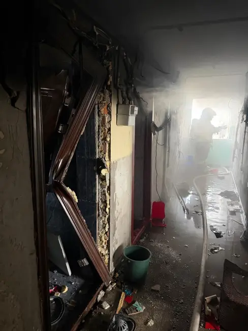 Foto 15 garsoniere afectate, în urma deflagraţiei produse în blocul din Balş