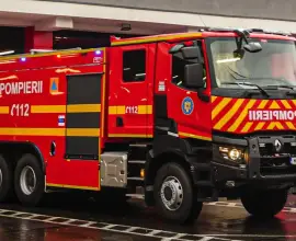 Foto Incendiu puternic în Brastavăţu. Garaj, autoturism și acoperiș de 250 de metri pătrați, distruse (VIDEO)