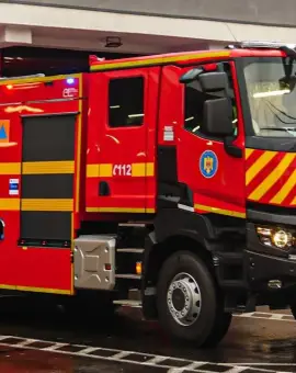 Foto Incendiu puternic în Brastavăţu. Garaj, autoturism și acoperiș de 250 de metri pătrați, distruse (VIDEO)