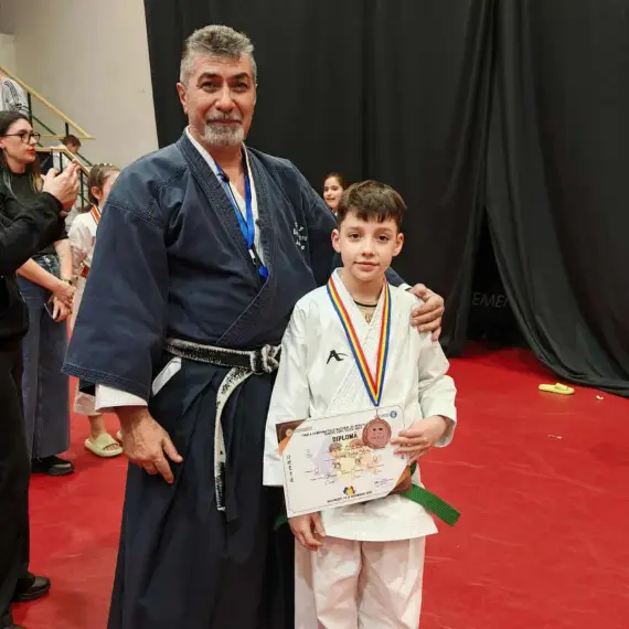 Foto Medalie de argint pentru Andrei Ştefan Dima, sportiv legitimat la GEIDO Slatina, la Campionatul Naţional de Karate Tradiţional