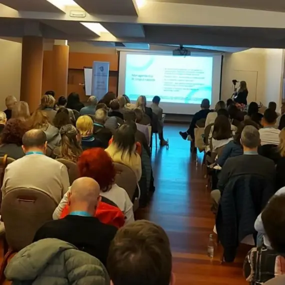 Foto Mărturiile pacienților cu miastenie devin carte și aduc în prim plan o boală ignorată