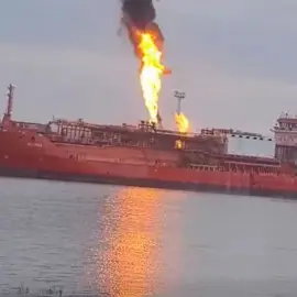 Foto Locuitorii din satul Plauru, Tulcea, evacuați din cauza pericolului de explozie pe Dunăre. O navă încărcată cu GPL a luat foc în urma unui atac cu drone al Rusiei