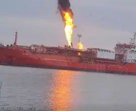 Foto Locuitorii din satul Plauru, Tulcea, evacuați din cauza pericolului de explozie pe Dunăre. O navă încărcată cu GPL a luat foc în urma unui atac cu drone al Rusiei