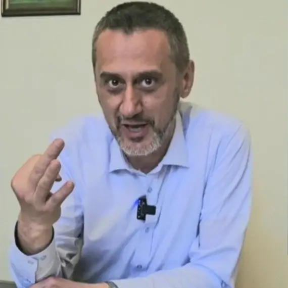 Foto Decizie controversată la Slatina: Primarul De Mezzo transferă școlilor administrarea clădirilor în care funcționează, cu încălcarea legii