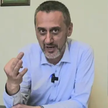 Foto Decizie controversată la Slatina: Primarul De Mezzo transferă școlilor administrarea clădirilor în care funcționează, cu încălcarea legii