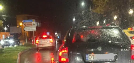 Foto O tânără, din Slatina, lovită de un autoturism pe trecerea de pietoni de la magazinul Oltul