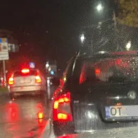 Foto O tânără, din Slatina, lovită de un autoturism pe trecerea de pietoni de la magazinul Oltul