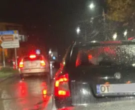 Foto O tânără, din Slatina, lovită de un autoturism pe trecerea de pietoni de la magazinul Oltul