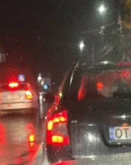 Foto O tânără, din Slatina, lovită de un autoturism pe trecerea de pietoni de la magazinul Oltul