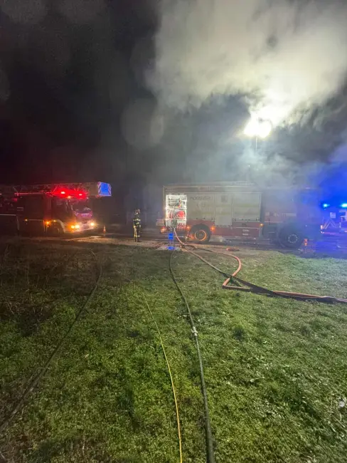 Foto Incendiu noaptea trecută, în Strejeşti. Un bărbat, de 78 de ani, salvat de pompieri