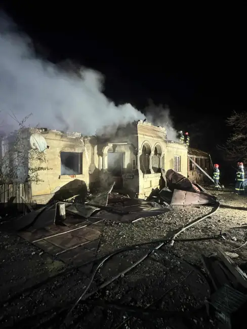 Foto Incendiu noaptea trecută, în Strejeşti. Un bărbat, de 78 de ani, salvat de pompieri