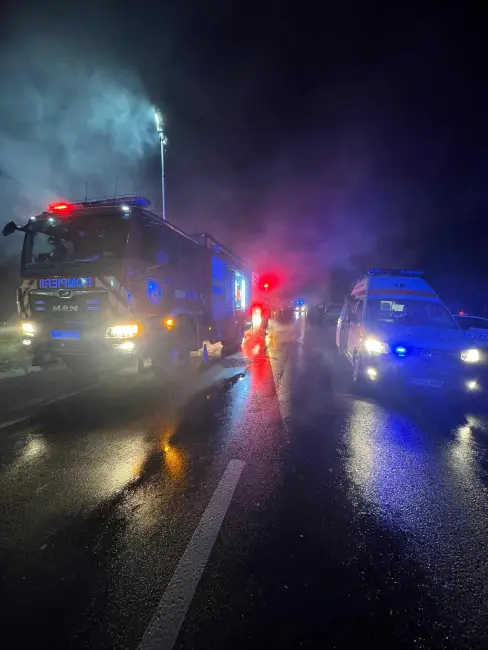 Foto Incendiu noaptea trecută, în Strejeşti. Un bărbat, de 78 de ani, salvat de pompieri