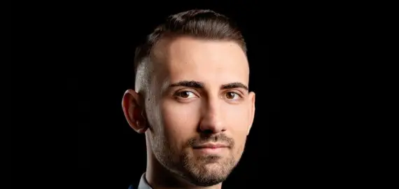 Foto Povestea lui Andrei: De la elevul „grobian” care a învins sistemul, la avocatul de succes din București (VIDEO)