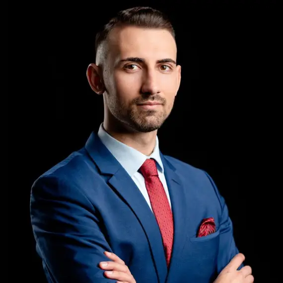 Foto Povestea lui Andrei: De la elevul „grobian” care a învins sistemul, la avocatul de succes din București (VIDEO)