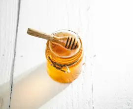 Foto MGO în mierea de Manuka: indicatorul care îți arată cât de puternic este acest tip de nectar