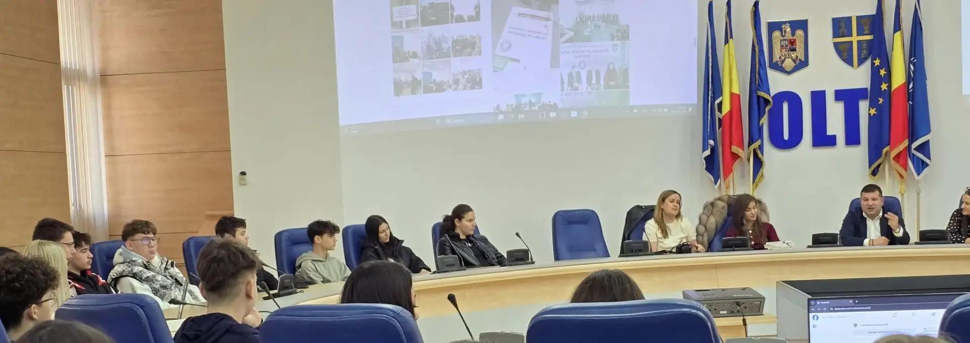 Foto „Școala Altfel” la Consiliul Județean Olt: 50 de liceeni au ocupat locurile consilierilor și l-au „interogat” pe președintele Marius Oprescu