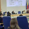 Foto „Școala Altfel” la Consiliul Județean Olt: 50 de liceeni au ocupat locurile consilierilor și l-au „interogat” pe președintele Marius Oprescu