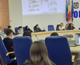 Foto „Școala Altfel” la Consiliul Județean Olt: 50 de liceeni au ocupat locurile consilierilor și l-au „interogat” pe președintele Marius Oprescu