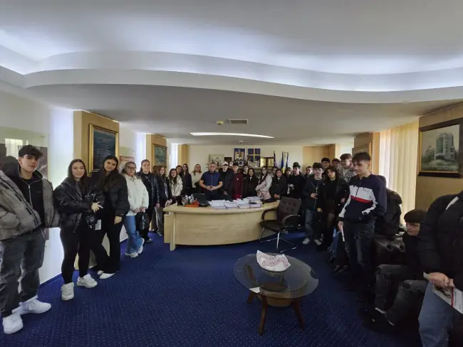 Foto „Școala Altfel” la Consiliul Județean Olt: 50 de liceeni au ocupat locurile consilierilor și l-au „interogat” pe președintele Marius Oprescu