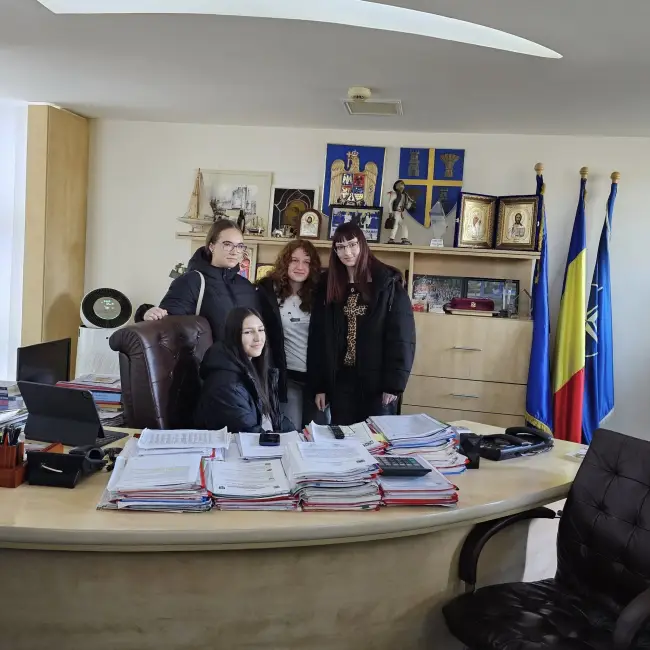 Foto „Școala Altfel” la Consiliul Județean Olt: 50 de liceeni au ocupat locurile consilierilor și l-au „interogat” pe președintele Marius Oprescu