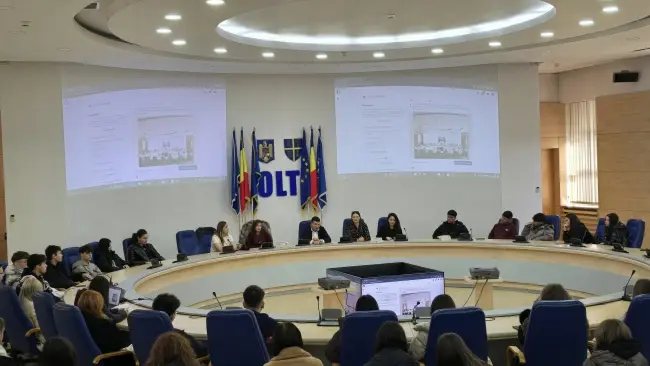 Foto „Școala Altfel” la Consiliul Județean Olt: 50 de liceeni au ocupat locurile consilierilor și l-au „interogat” pe președintele Marius Oprescu