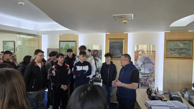 Foto „Școala Altfel” la Consiliul Județean Olt: 50 de liceeni au ocupat locurile consilierilor și l-au „interogat” pe președintele Marius Oprescu